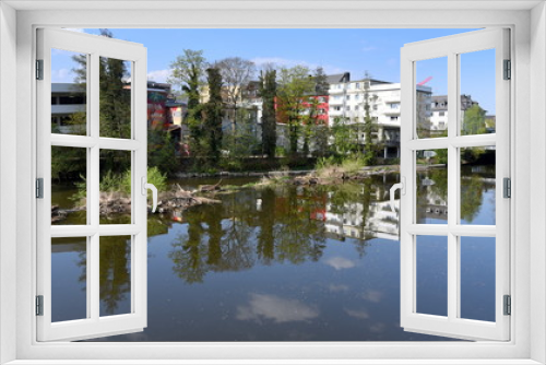 Fototapeta Naklejka Na Ścianę Okno 3D - Idylle  am Ufer der Lahn mit Spiegelung im Wasser 