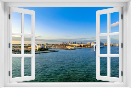 Fototapeta Naklejka Na Ścianę Okno 3D - The view from a cruise ship of Port Everglades