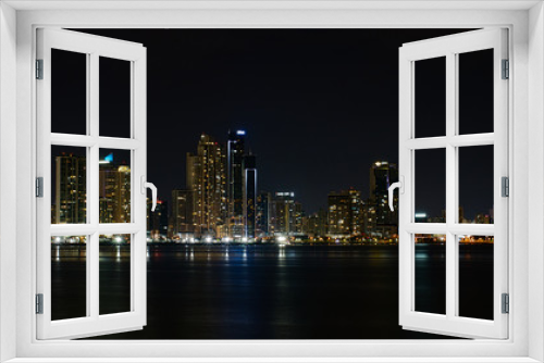 Fototapeta Naklejka Na Ścianę Okno 3D - Downtown Skyline Panama-City Nachts mit Spiegelung, Großstadt, Poster Vorlage