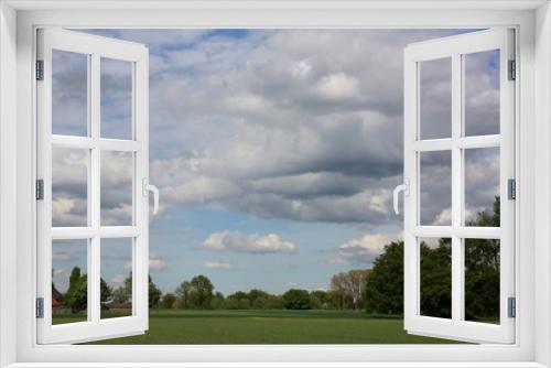 Fototapeta Naklejka Na Ścianę Okno 3D - Wolkenbildung mit blauen Himmel, Feld und Bäumen