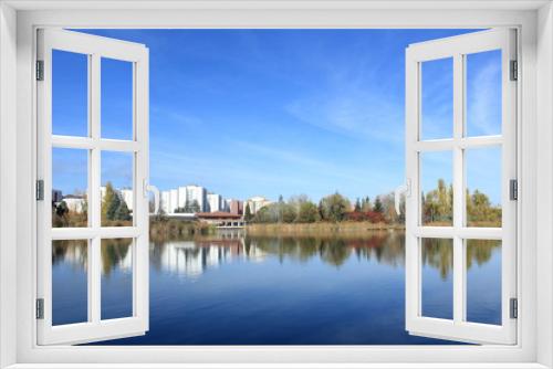 Fototapeta Naklejka Na Ścianę Okno 3D - Paisaje con lago y edificios al fondo. Azul.