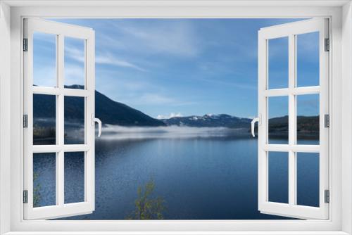 Fototapeta Naklejka Na Ścianę Okno 3D - Mgła nad jeziorem Krøderen w Norwegii