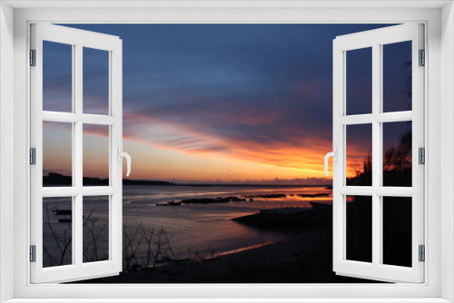 Fototapeta Naklejka Na Ścianę Okno 3D - Sunset at the ocean, silhouettes, natural colors