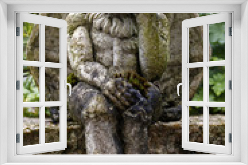 Fototapeta Naklejka Na Ścianę Okno 3D - Gargoyle auf einer Gartenmauer