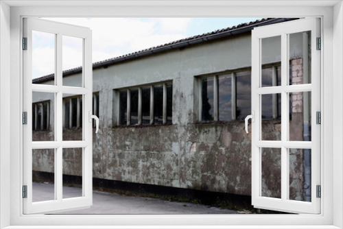 Fototapeta Naklejka Na Ścianę Okno 3D - Alte Lagerhalle mit Fenstern