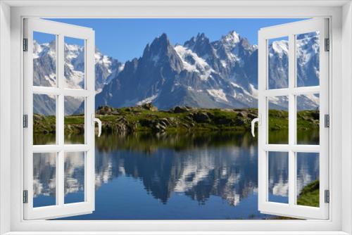 Fototapeta Naklejka Na Ścianę Okno 3D - Paisaje de montaña en los Alpes con lago