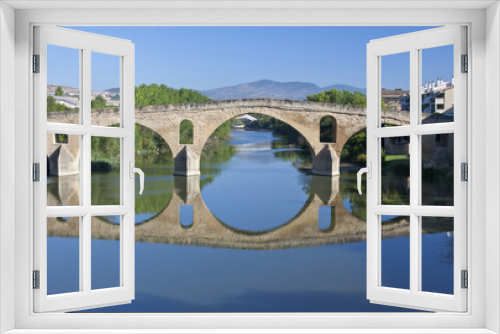 Fototapeta Naklejka Na Ścianę Okno 3D - Romanesque bridge At Puente la Reina, Camino de Santiago