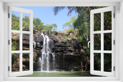 Fototapeta Naklejka Na Ścianę Okno 3D - nieduże wodospady spływające po skalach do sadzawki w afryce