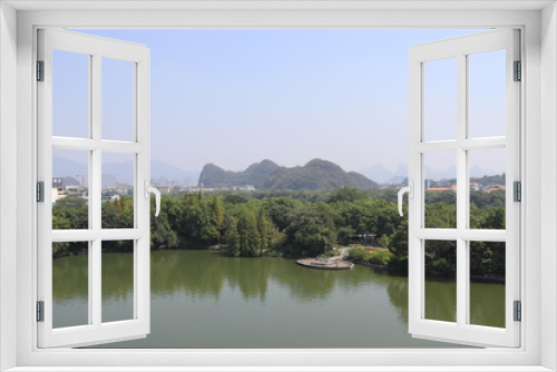 Fototapeta Naklejka Na Ścianę Okno 3D - Lac et paysage urbain à Guilin, Chine	