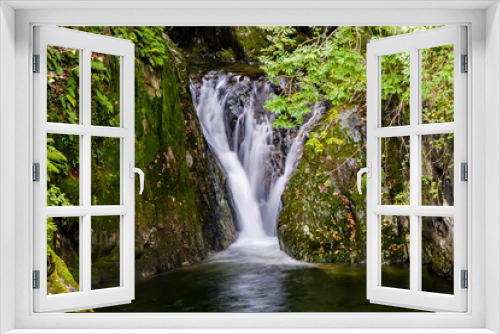 Fototapeta Naklejka Na Ścianę Okno 3D - Wasserfall in Herzform