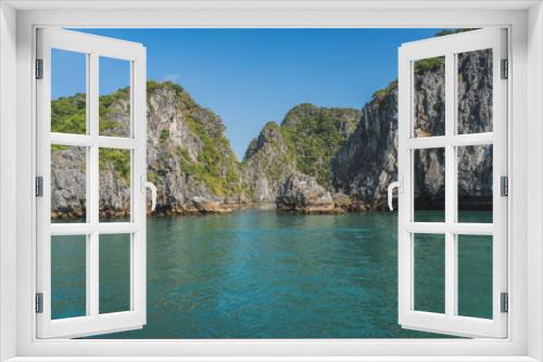 Fototapeta Naklejka Na Ścianę Okno 3D - Beautiful View Of Rock Island In Halong Bay, Vietnam Asia