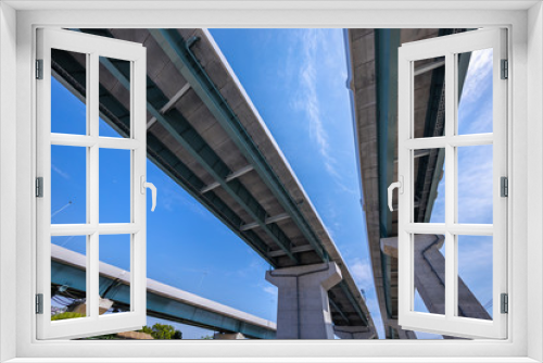 Fototapeta Naklejka Na Ścianę Okno 3D - 青空と高速道路の高架橋