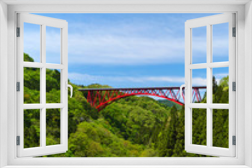 Fototapeta Naklejka Na Ścianę Okno 3D - 青空と山の中の赤い橋