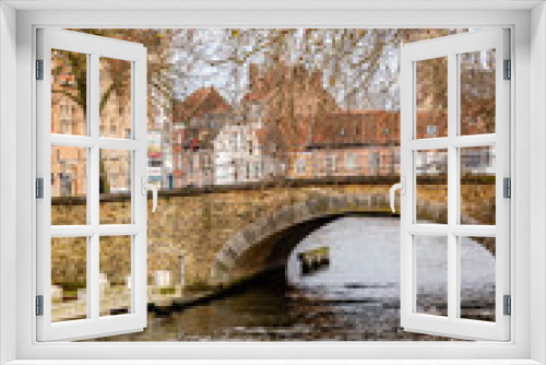Fototapeta Naklejka Na Ścianę Okno 3D - Buildings around channels and bridge in Bruges