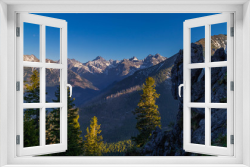 Fototapeta Naklejka Na Ścianę Okno 3D - Panorama na Tatry Wysokie z Gęsiej Szyji przy zachodzącym słońcu.