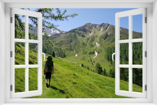 Fototapeta Naklejka Na Ścianę Okno 3D - hiker in the mountains