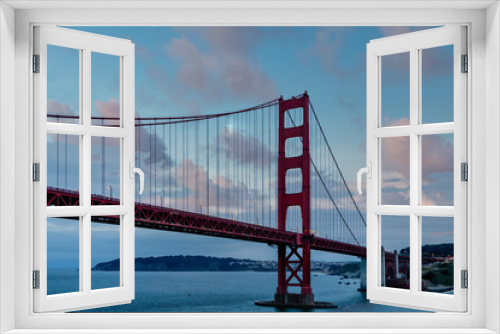 Fototapeta Naklejka Na Ścianę Okno 3D - The Golden Gate Bridge in San Francsico before Sunrise