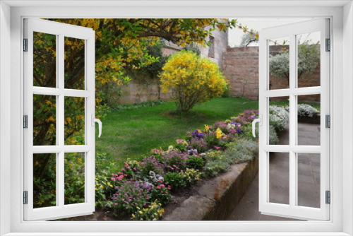 Fototapeta Naklejka Na Ścianę Okno 3D - Hinterhof, Garten, Blumenbeet