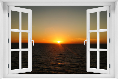 Fototapeta Naklejka Na Ścianę Okno 3D - Sunset/sunrise on the ocean. Seen from a cruise