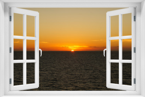 Fototapeta Naklejka Na Ścianę Okno 3D - Sunset/sunrise on the ocean. Seen from a cruise