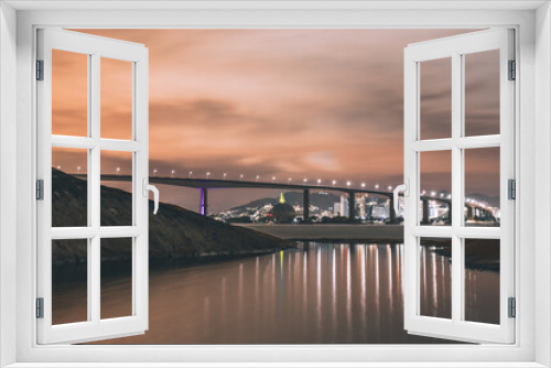 Fototapeta Naklejka Na Ścianę Okno 3D - Ponte sobre o mar e as luzes da cidade