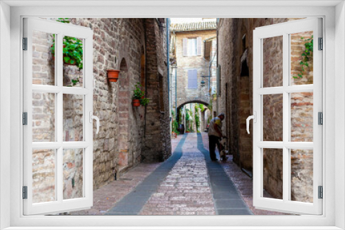 Fototapeta Naklejka Na Ścianę Okno 3D - Stretta strada dell'antico borgo di Assisi, Umbria, Italia