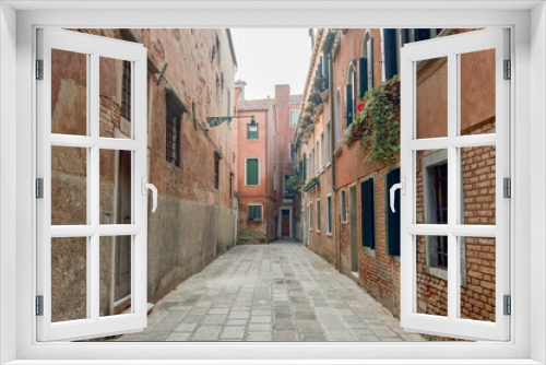 Fototapeta Naklejka Na Ścianę Okno 3D - narrow street in Venice Italy