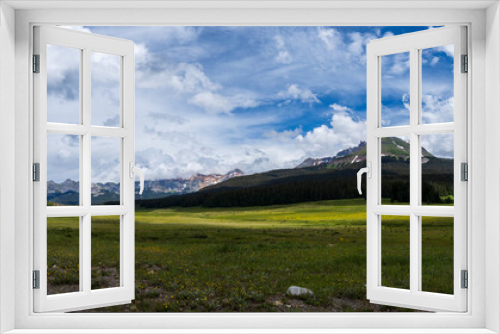 Fototapeta Naklejka Na Ścianę Okno 3D - panorama of colorado mountains and green meadow