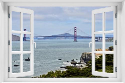 Fototapeta Naklejka Na Ścianę Okno 3D - Scenic views of the Golden Gate Bridge in lovely San Francisco