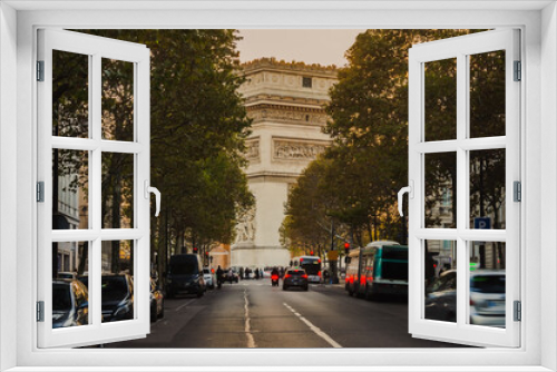 Fototapeta Naklejka Na Ścianę Okno 3D - Ruas de Paris com o Arco do Triunfo ao fundo