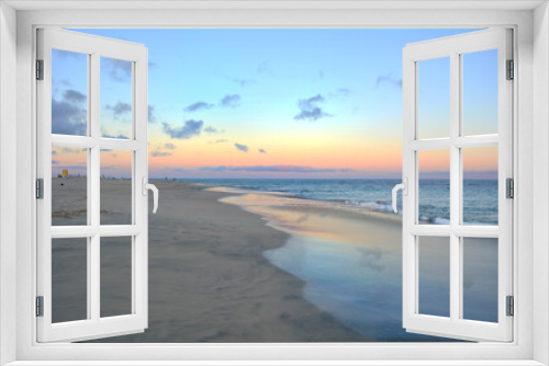 Fototapeta Naklejka Na Ścianę Okno 3D - Cleary sunset over the ocean walking on the beach