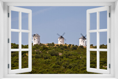 Fototapeta Naklejka Na Ścianę Okno 3D - tres molinos de viento blancos en lo alto de una colina en toledo, castilla la mancha, españa