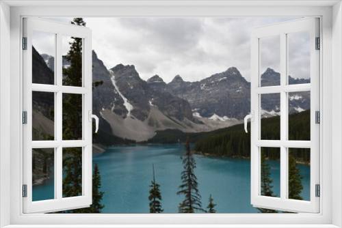Fototapeta Naklejka Na Ścianę Okno 3D - Moraine Lake in Canada, Alberta. With a Turquoise Reflection in the Water