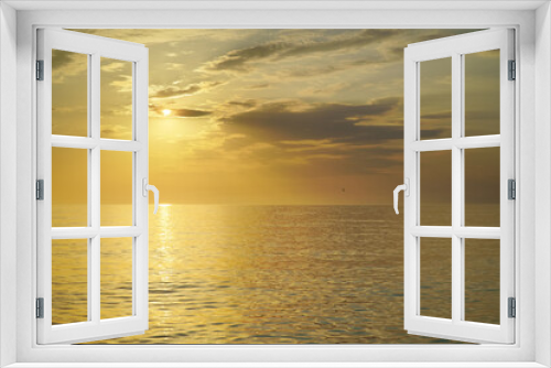 Fototapeta Naklejka Na Ścianę Okno 3D - Golden sunset sea background.