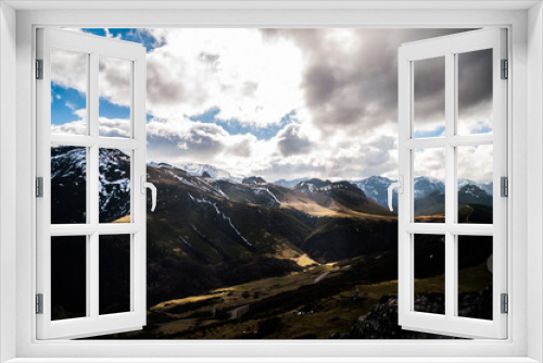 Fototapeta Naklejka Na Ścianę Okno 3D - Los Picos de Europa y su encanto