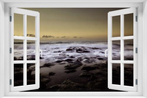 Fototapeta Naklejka Na Ścianę Okno 3D - Incoming Tide