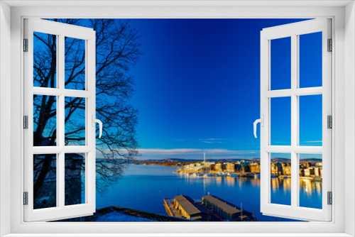 Fototapeta Naklejka Na Ścianę Okno 3D - オスロの港から眺める景色
真っ青