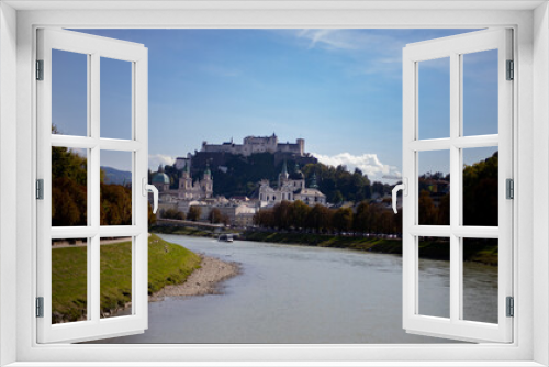 Fototapeta Naklejka Na Ścianę Okno 3D - Blick von einer Brücke auf die Festung Salzburg