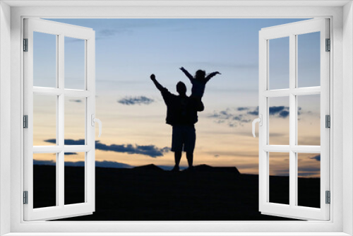 Fototapeta Naklejka Na Ścianę Okno 3D - Daddy daughter moment, cheering on a sunset