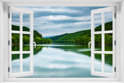 Fototapeta Naklejka Na Ścianę Okno 3D - 6月のダム湖の新緑リフレ