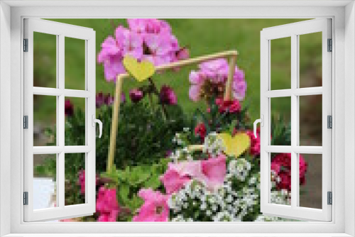 Fototapeta Naklejka Na Ścianę Okno 3D - Körbchen mit Blumen und Herz als Geschenk im Garten