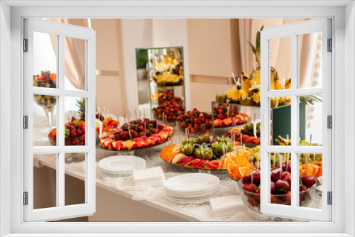Fototapeta Naklejka Na Ścianę Okno 3D - Fruit slicing at the wedding buffet