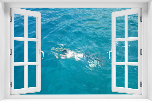 Fototapeta Naklejka Na Ścianę Okno 3D - nurkujący człowiek w turkusowej wodzie