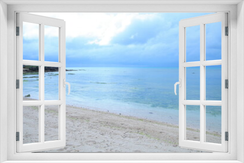 Fototapeta Naklejka Na Ścianę Okno 3D - 青い海のある砂浜