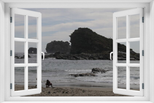 Fototapeta Naklejka Na Ścianę Okno 3D - rocas y niñas en la playa sur de chile