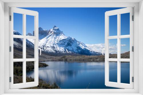 Fototapeta Naklejka Na Ścianę Okno 3D - Lago refletindo montanha da Patagônia chilena 