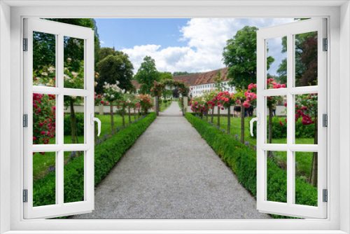 Fototapeta Naklejka Na Ścianę Okno 3D - view of the ornate gardens on the Salem Palace grounds