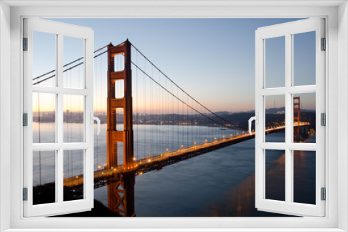 Fototapeta Naklejka Na Ścianę Okno 3D - Golden Gate Bridge in San Francisco just before sunrise