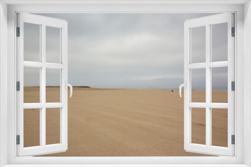 Fototapeta Naklejka Na Ścianę Okno 3D - vast empty beach on a overcast morning