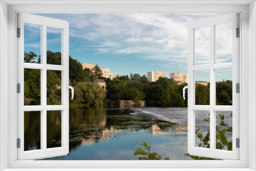 Fototapeta Naklejka Na Ścianę Okno 3D - Rives d'une rivière traversant une zone résidentielle